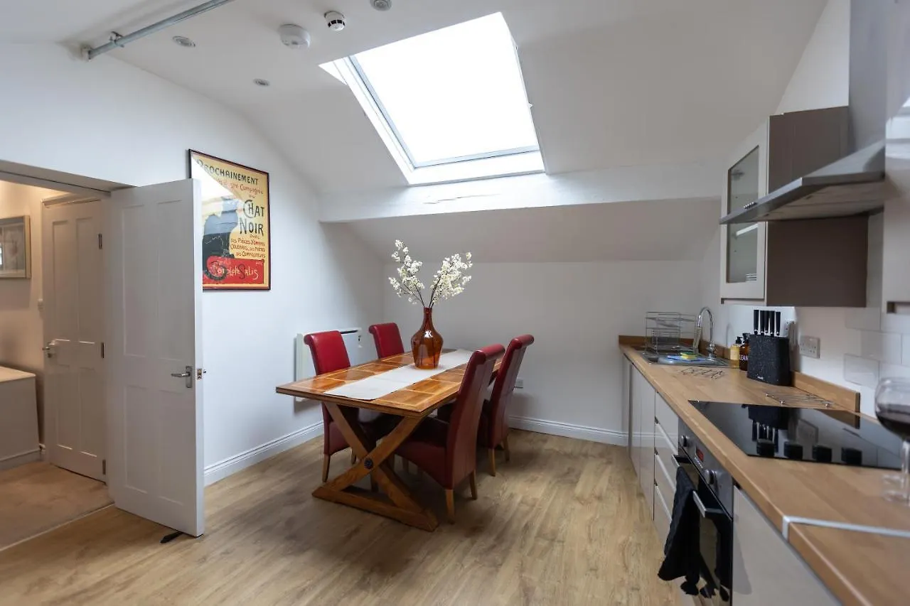 The Amazing Attik Apartment سكيبتون
