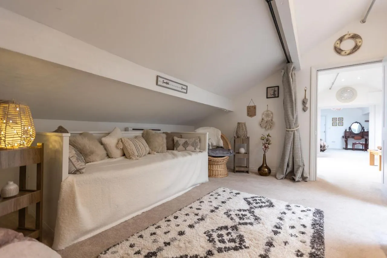 The Amazing Attik Apartment سكيبتون