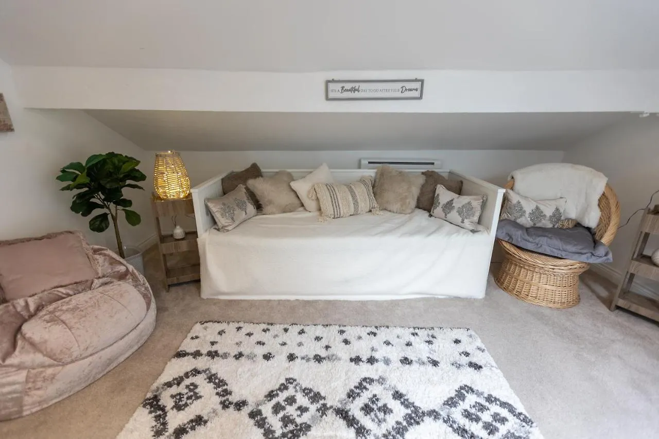 The Amazing Attik Apartment سكيبتون
