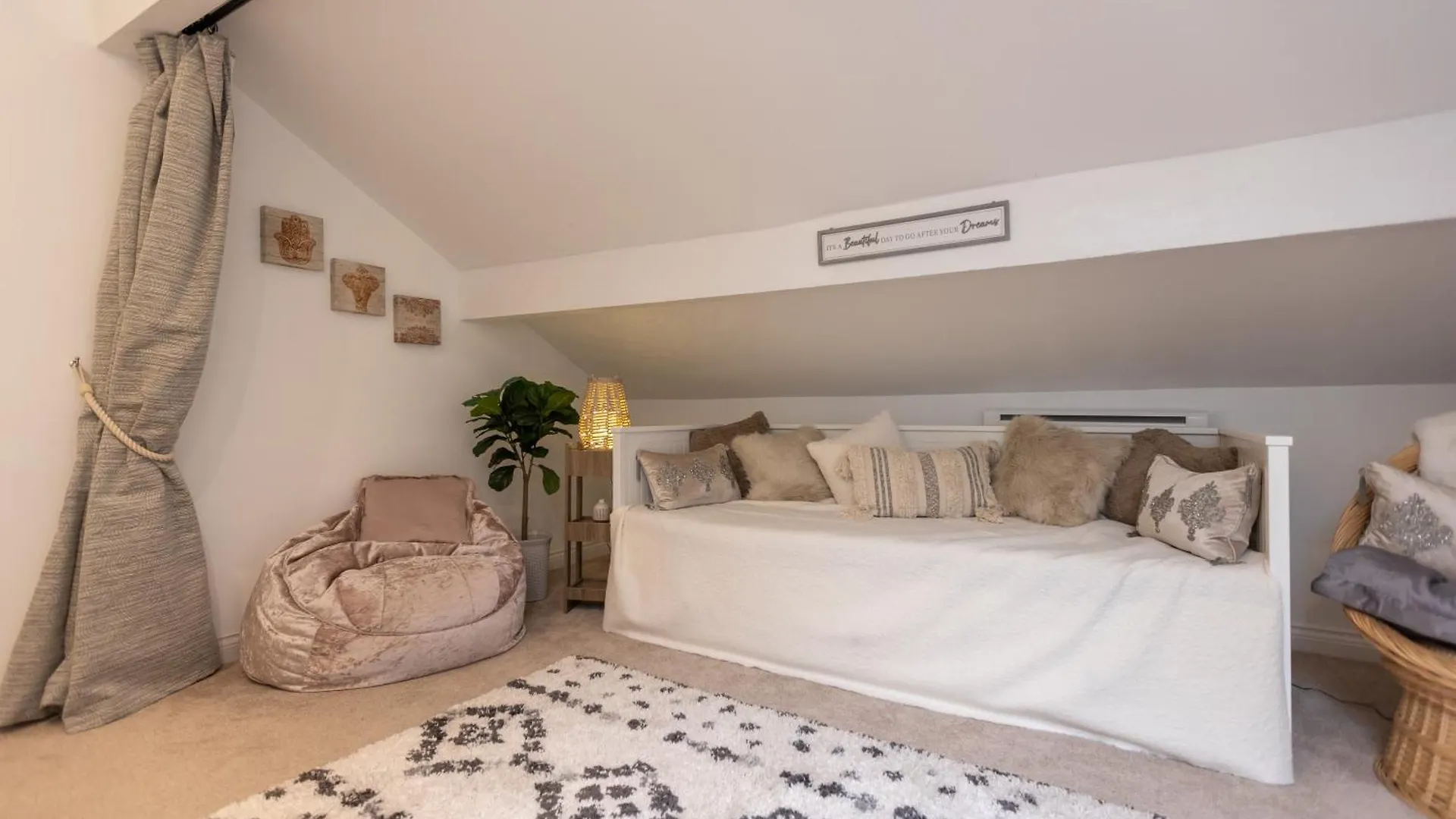 The Amazing Attik Apartment سكيبتون